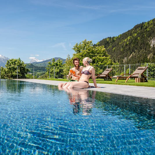 Paar am Pool